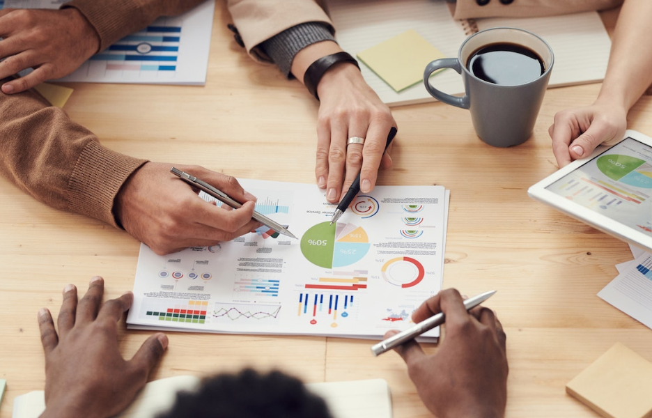 Copertina blog Riunione di digital marketing in cui si discute google ads e facebook ads