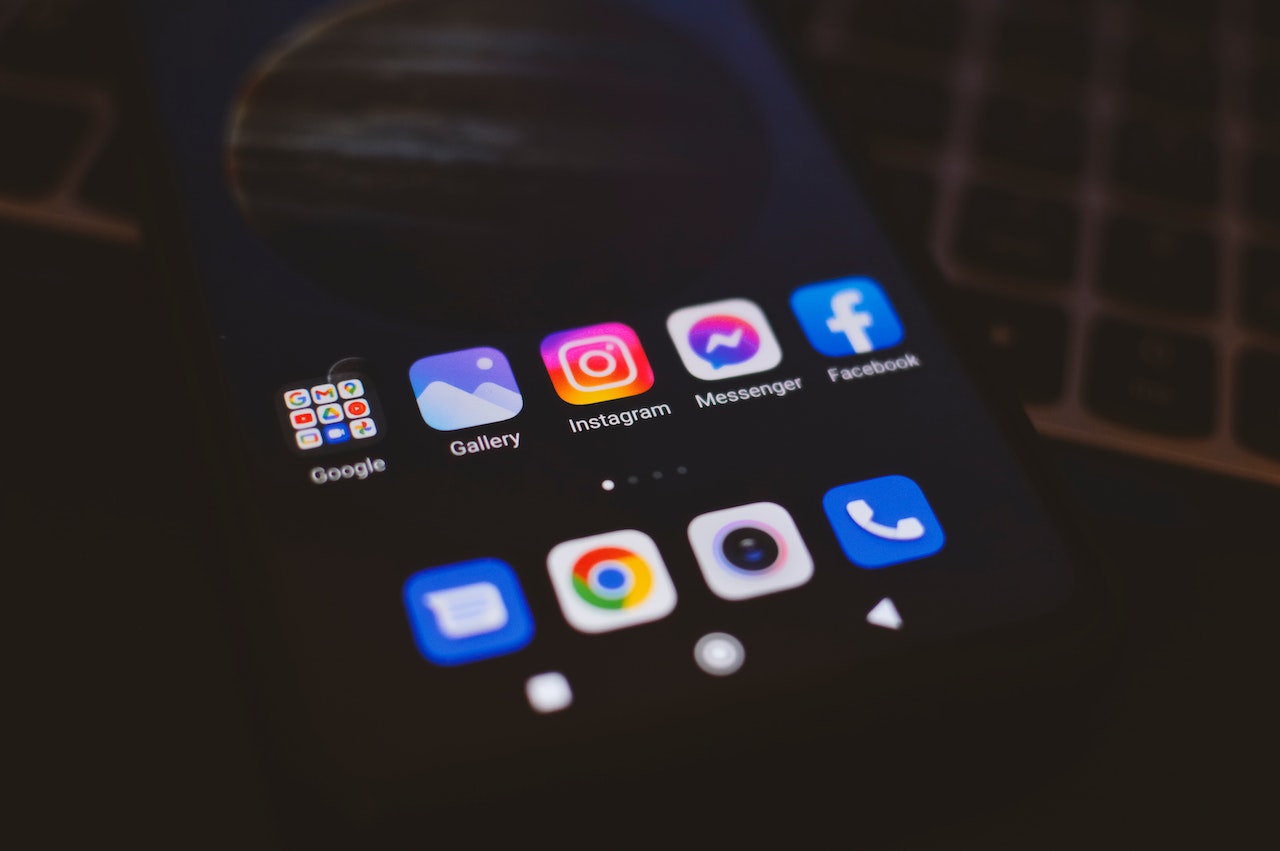 Le caratteristiche di FB Ads e Google Ads Schermata di un dispositivo cellulare con varie icone social