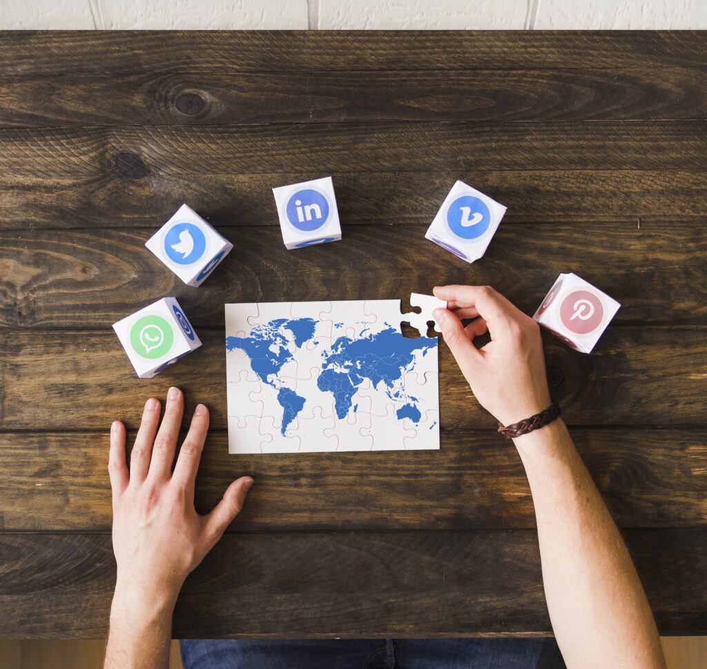 man-solving-world-map-jigsaw-puzzle-near-blocks-social-networking-icons piattaforme-social-ads